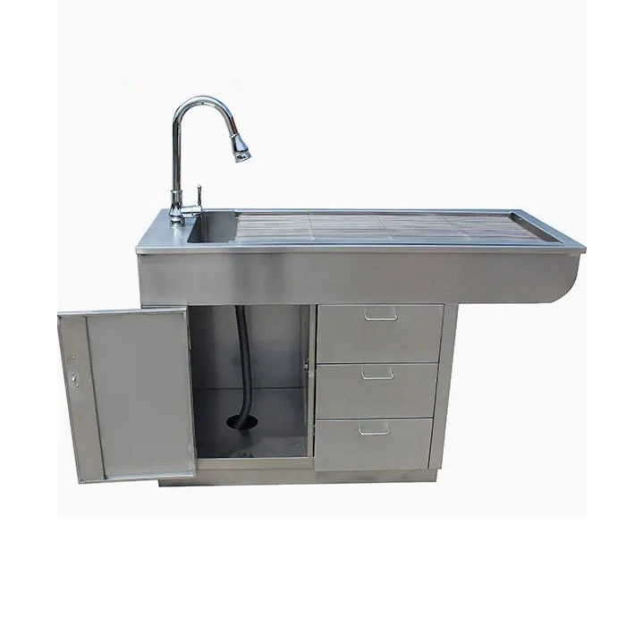 Mesa para cuidados com animais de estimação em clínica veterinária